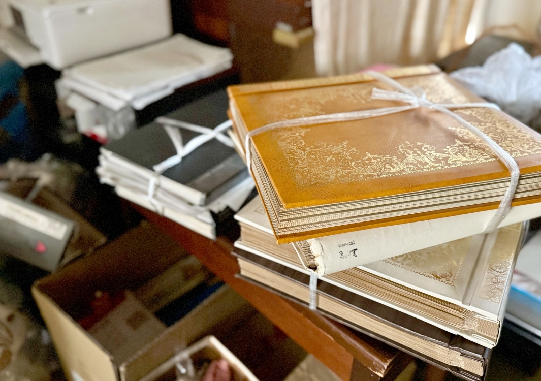 プロによる遺品の仕分け、丁寧な手作業